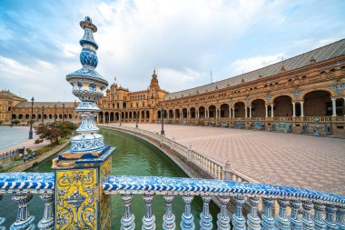 Plaza de Espaa 'nın nefes kesici perspektifi karmaşık mimari ve canlı renkleri gözler önüne seriyor..