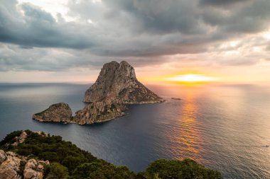 Gün batımında Es Vedr Adası 'nın çarpıcı güzelliğini yaşayın. Ibiza' nın sakin sularını ve dramatik uçurumlarını aydınlatın..