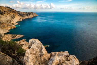 İbiza 'nın kayalıklarından nefes kesici kıyı manzaraları, sakin mavi sular ve dramatik manzaralar.