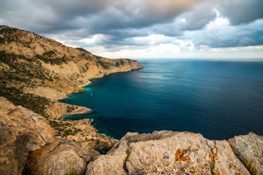 Engebeli uçurumlar ve dingin suların yer aldığı İbizas kıyılarının güzelliğini yakalayın. Doğa ve sükunetin mükemmel bir karışımı..