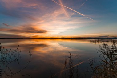 Gün batımının güzel yansımaları Albufera Gölü 'nde, sergilenen doğal huzur ve canlı renkler.