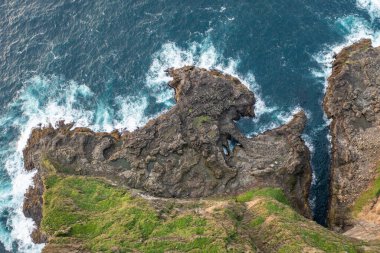 İnsansız hava aracı yaz sonlarında Faroe Adaları 'nda engebeli kayalıkları ve dalgaları gösteriyor..