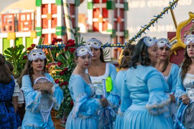 Valencia, İspanya 'daki çarpıcı Çiçek Savaşı' nı canlı kostümler ve şenlikler sergileyerek yaşayın. Gerçek bir kültürel gösteri.