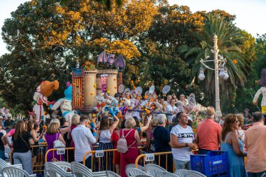 İspanya, Valencia 'daki renkli çiçek savaşını yaşayın. Neşe ve geleneğin iç içe geçtiği yer..