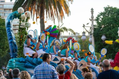 Valencias Çiçek Savaşı 'nın heyecanını yaşayın. Canlı yüzücüler ve renkli katılımcılar çarpıcı bir gösteri yaratıyor..