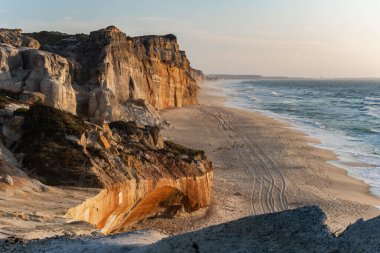 Günbatımında Portekiz, Peniche 'nin okyanus kıyısındaki dramatik uçurumların ve kumlu sahillerin nefes kesici manzarası..