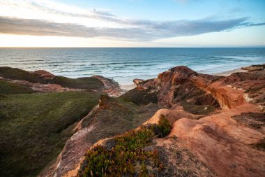 Portekiz, Peniche yakınlarındaki engebeli kıyı şeridini gösteren nefes kesici manzara, yemyeşil ve canlı uçurumlar.