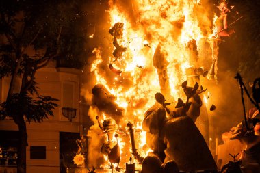 Valencia sanatının yıkılışını yaşayın dev figürler ikonik Fallas Festivali sırasında alevler içinde kalırken..
