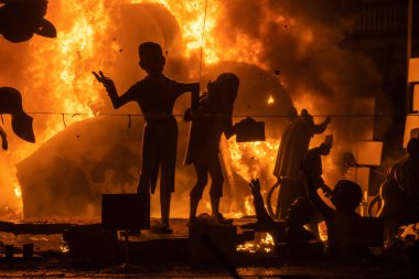 Valencias Fallas Festivali 'nin coşkulu enerjisini deneyimleyin. Figürler büyüleyici bir cehennem ateşinde yanarken, sanat ve gelenek sergileniyor..