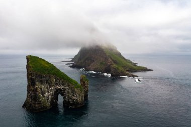Faroe Adaları 'nın çarpıcı insansız hava araçları tarafından ele geçirilmesi dramatik uçurumlar ve sisle kaplı kıyı şeridi. Doğa ve seyahat meraklıları için mükemmel..