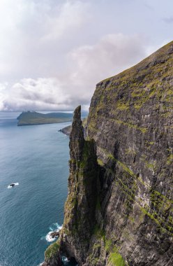 Yazın sonunda Faroe Adaları 'ndaki dramatik uçurumların ve kıyı manzarasının nefes kesici manzarası..