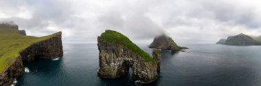 Sersemletici hava manzarası Faroe Adaları 'nın dramatik uçurumlarını ve dingin okyanusunu yakalıyor. Yaz sona ererken, doğal güzellikleri gözler önüne seriyor..