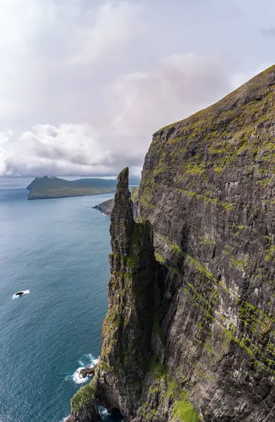 Yazın sonunda Faroe Adaları 'ndaki dramatik uçurumların ve kıyı manzarasının nefes kesici manzarası..