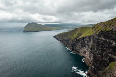 Fevkalade insansız hava aracı, Faroe Adaları 'nın dramatik uçurumlarını ve sakin sularını yakalıyor ve güzellikleri gözler önüne seriyor..
