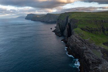 Engebeli uçurumları ve çarpıcı Faroe Adaları 'nın sakin sularını yakalayan nefes kesici drone atışları..