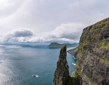 Yazın sonunda Faroe Adaları 'nın görkemli uçurumlarını ve dingin sularını gösteren çarpıcı hava manzarası. Doğa meraklıları için mükemmel..