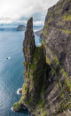 Yazın sonunda çekilen Faroe Adaları 'nın dramatik uçurumlarını gösteren bir panorama. Seyahat meraklıları ve doğa severler için mükemmel..
