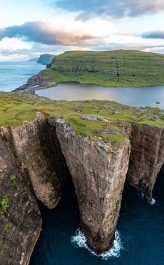 Yazın sonunda Faroe Adaları 'nın görkemli kayalıklarını ve dingin sularını yakalayan nefes kesici hava manzarası..