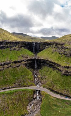 Faroe Adaları 'nın sonlarına doğru çağlayan şelalelerin ve canlı yeşilliklerin bu nefes kesici hava manzarasıyla güzelliğini yakalayın..