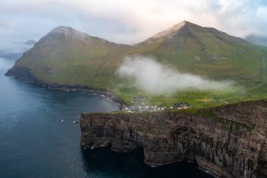 Faroe Adaları 'nın çarpıcı hava manzarasını keşfedin. Dramatik uçurumlarını ve sakin manzaralarını gösterin..