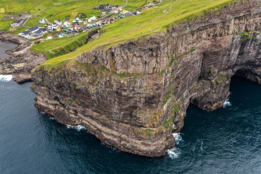 Uçurumları ve Faroe Adaları 'ndaki pitoresk bir köyü ele geçiren insansız hava aracı yaz sonlarında görülmeye değer bir çekim yaptı..
