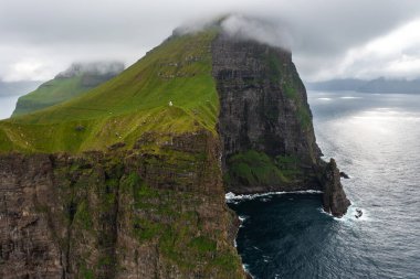 Faroe Adaları 'nın dramatik uçurumlarını görüntüleyen sersemletici hava görüntüsü yazın sonunda yemyeşil ve okyanus sükunetini gözler önüne seriyor..