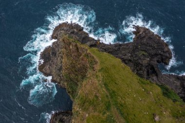 Yazın sonunda Faroe Adaları 'nın engebeli uçurumlarını ve çarpışan dalgalarını yakalıyor..