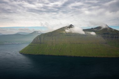 Faroe Adaları 'nın nefes kesen uçurumlarını ve dingin sularını keşfedin, büyüleyici yaz sonlarında yakalanan.