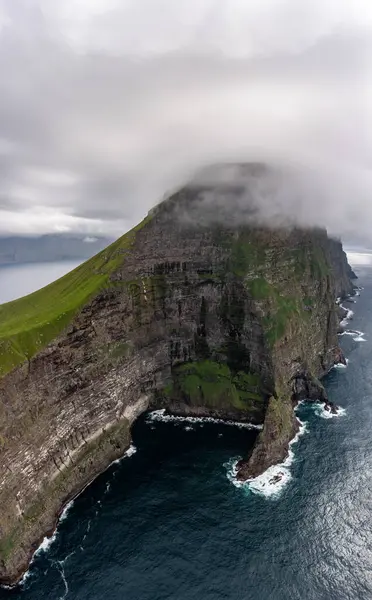 Yazın sonunda Faroe Adaları 'nın dramatik uçurumlarını ve dingin sularını gösteren çarpıcı hava manzarası..