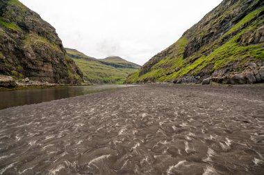 Faroe Adaları 'nın nefes kesici hava manzarasını keşfedin. Yaz sonlarında yemyeşil ve engebeli kayalıkları gezin..