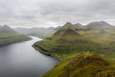 Faroe Adaları 'nın çarpıcı hava manzarası yazın sonlarında yemyeşil dağları ve sakin su yollarını gösteriyor..