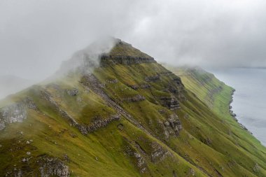 Faroe Adaları 'ndaki yemyeşil uçurumların ve engebeli kıyı şeridinin nefes kesen manzarası yaz sonunun özünü yakalıyor..