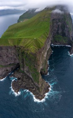 Faroe Adaları 'nın nefes kesici hava manzarası yazın sonunda yemyeşil uçurumlar ve dramatik kıyı şeritlerini gösteriyor..