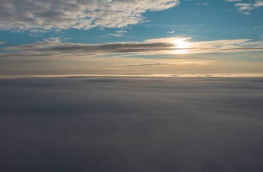 Yazın sonlarında Faroe Adaları 'nın sisli manzaralarından çarpıcı bir panoramik manzara..