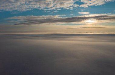 Yaz sonu manzarası Faroe Adaları 'nın dingin güzelliğini dramatik bir gökyüzü altında yansıtıyor..