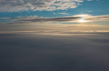 Yazın sonunda Faroe Adaları 'nda çekilen nefes kesici manzara, gün batımında sakin gökyüzü ve yumuşak bulutları gözler önüne seriyor..