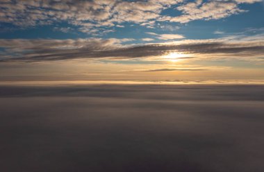Yazın sonunda Faroe Adaları 'nın büyüleyici panoramik manzarası dingin bulutlar ve güzel bir günbatımı sergiliyor..
