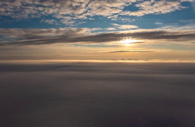 Gün batımında Faroe Adaları 'nın nefes kesici panoramik manzarası dingin bulutlar üzerinde altın ışığı yakalıyor. Seyahat ve doğa projeleri için mükemmel..