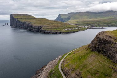 Yazın solmasıyla birlikte Faroe Adaları 'nın engebeli güzelliğini gözler önüne seren çarpıcı hava görüntüleri, bereketli manzaraları ve dramatik uçurumları gözler önüne seriyor..