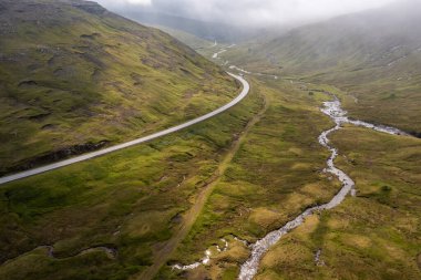 Bereketli yeşil vadilerin ve Faroe Adaları 'ndaki dolambaçlı yolların nefes kesici görüntüsü, sakin yazları gözler önüne seriyor..