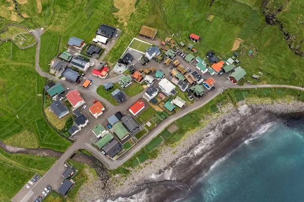 Yazın sonunda çekilen Faroe Adaları 'ndaki resimli bir köyün sergilendiği çarpıcı bir hava görüntüsü..