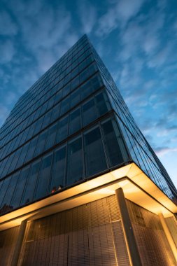 Yaz boyunca Hamburg 'da çarpıcı bir modern bina, karmaşık cam ve mimari tasarım sergileniyor..