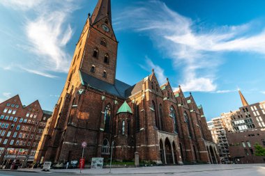 Hamburg 'daki St. Nicholas Kilisesi' nin göz kamaştırıcı Gotik mimarisini keşfedin..