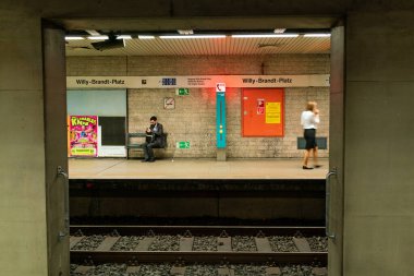 Hamburg 'daki Willy-Brandt-Platz metro istasyonunda hayat dolu bir yaz sahnesi..