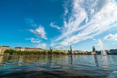 Parlak bir yaz gökyüzünün altındaki Hamburgs rıhtımının çarpıcı manzarası, şehirlerin mimari güzelliğini ve huzurlu atmosferini gözler önüne seriyor..