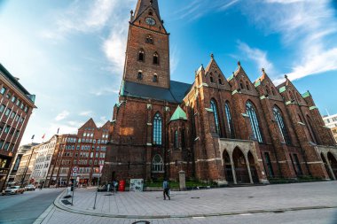Hamburg 'daki St. Jacobs Kilisesi' nin görkemli manzarası. Açık mavi gökyüzünün altındaki tarihi mimariyi vurgulayan mükemmel bir yaz sahnesi..