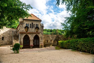 Almanya 'daki bu görkemli tarihi evi keşfedin, canlı yaz yeşilliklerine yerleşmiş, mimarlık ve seyahat meraklıları için ideal..