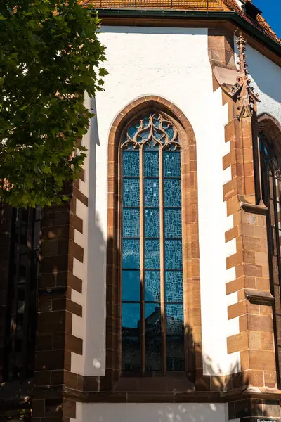 Yazın Almanya 'da canlı bir vitraylı pencerenin yer aldığı çarpıcı Gotik mimariyi keşfedin, tarihi güzellikleri yakalayın.