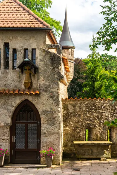 Yaz boyunca Almanya 'da eşsiz mimari ve canlı çiçeklerin yer aldığı tarihi bir binanın büyüleyici güzelliğini keşfedin..