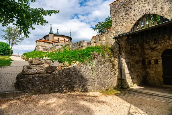 Almanya 'nın manzaralı güzelliğini canlı yaz yeşilliklerinin ortasında büyüleyici bir kale mimarisi ile keşfedin..